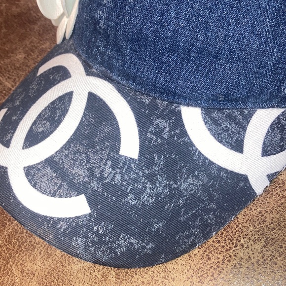 🌸🌸  Denim Cap with White Floral Accent. Adjustable 🌹🌹 - Picture 4 of 5